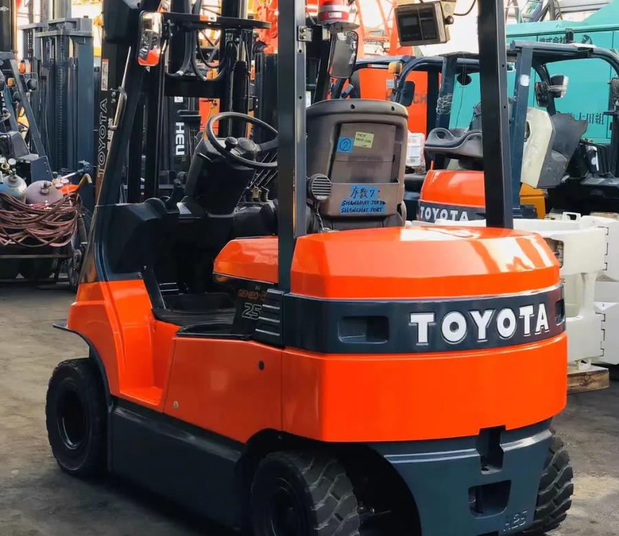 豐田叉車出租豐田2.5噸電動(dòng)叉車4米門架帶側(cè)移叉車出租